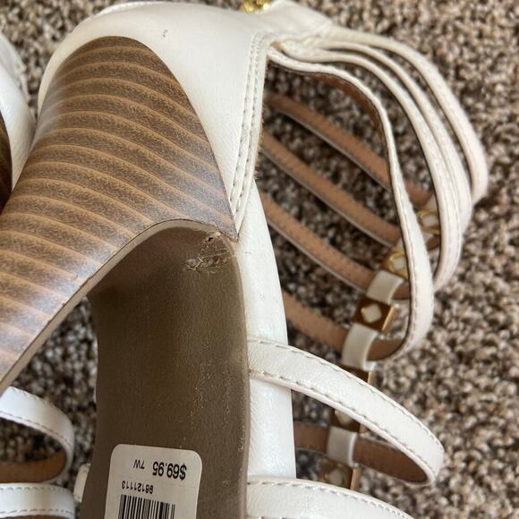Lane Bryant strappy white heel with gold bows 7w new with defect - Picture 4 of 8